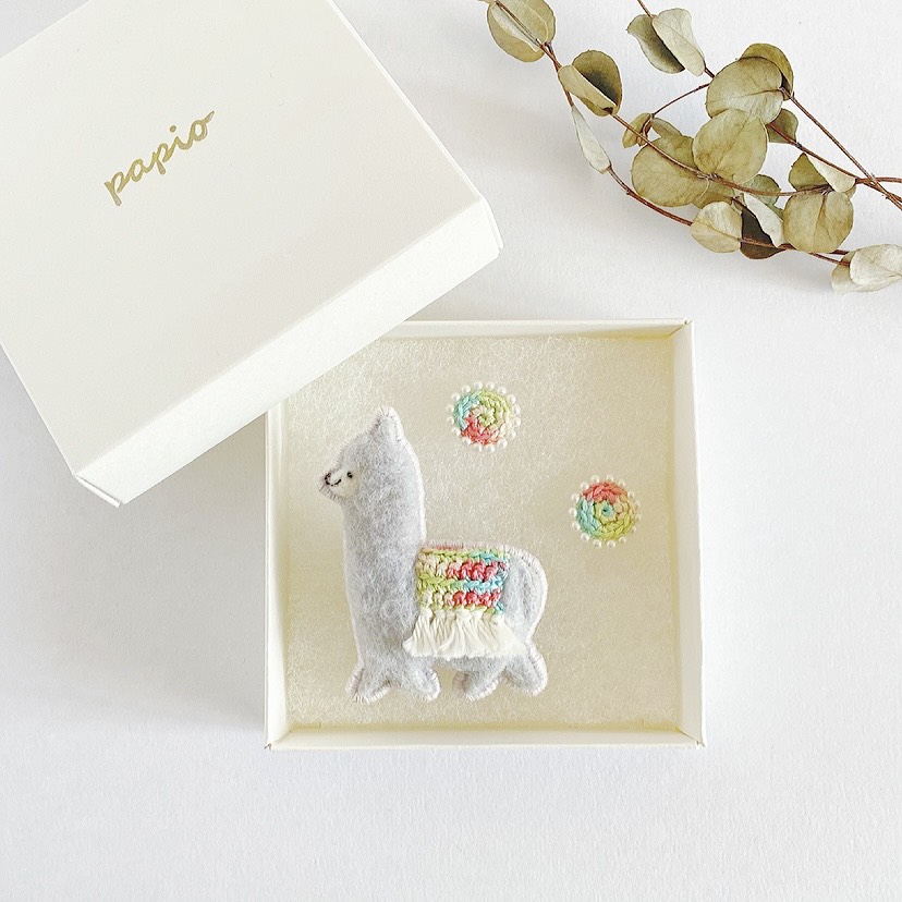 アルパカブローチ × サークルパール耳飾りのリンクコーデ［gray × flower garden］