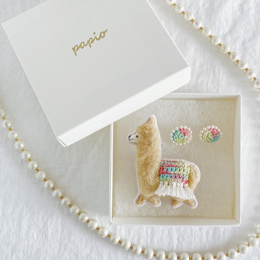 アルパカブローチ × サークルパール耳飾りのリンクコーデ［beige × flower garden］