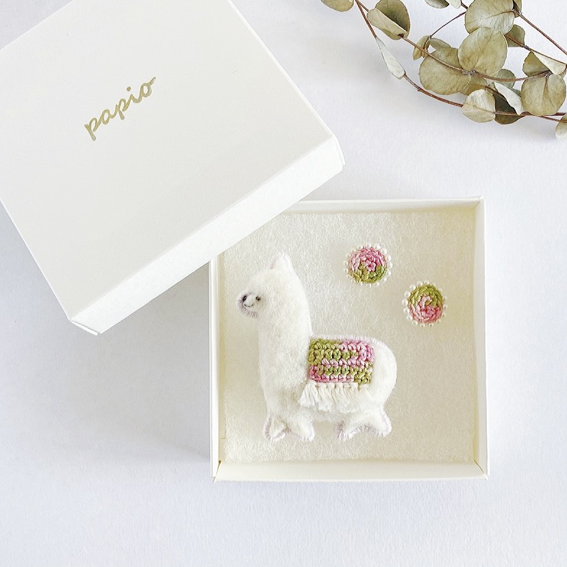 アルパカブローチ × サークルパール耳飾りのリンクコーデ［white × cherry blossoms］