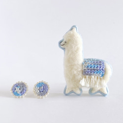 羊駝胸針×圓形珍珠耳環連結協調白色×天藍色 第2張的照片