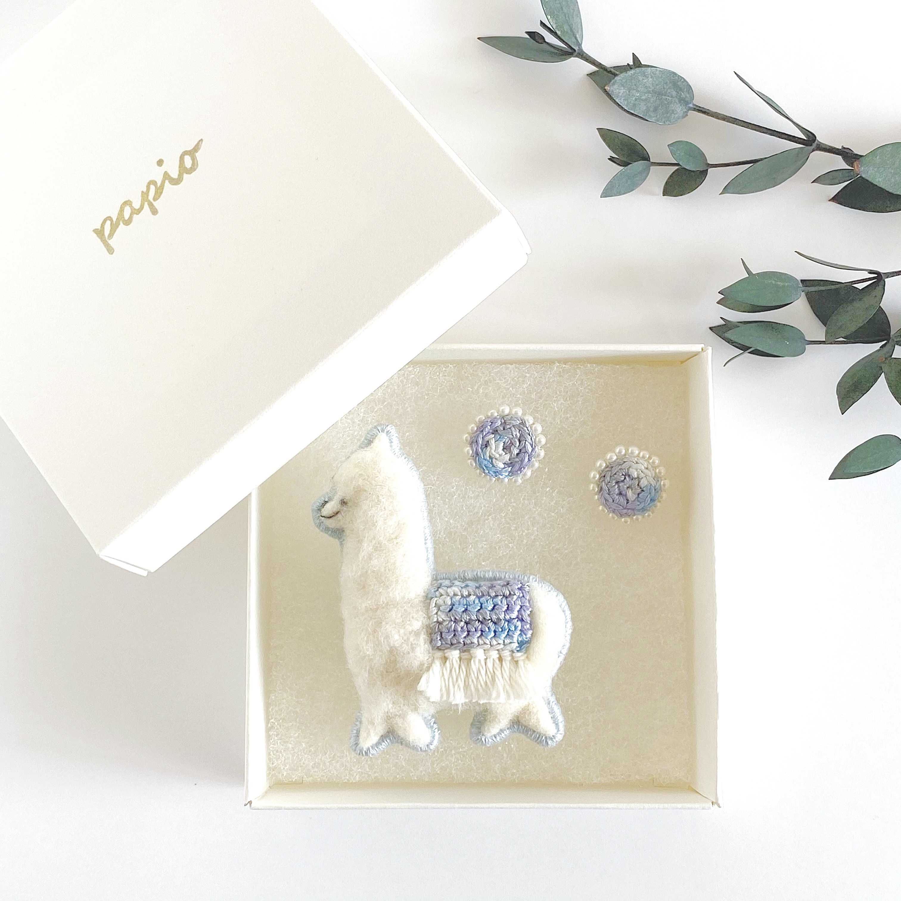 アルパカブローチ × サークルパール耳飾りのリンクコーデ white × sky blue