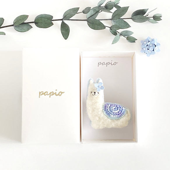 紫陽花とお座りアルパカブローチ white 〜紫陽花シリーズ 8枚目の画像