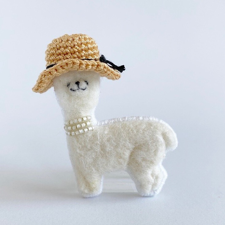 サマーカットアルパカブローチ（white）・麦わら帽子