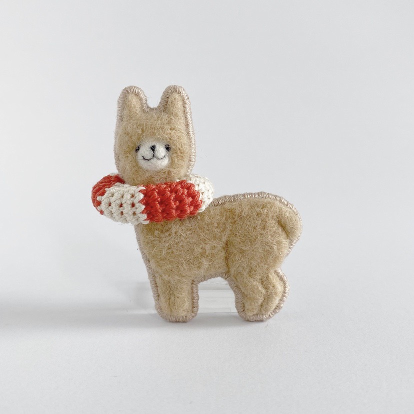 サマーカットアルパカブローチ（beige）・浮き輪