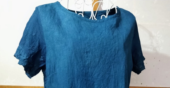 正藍染(天然発酵灰汁建て)　ヘンプ&オーガニックコットン布帛のシャツ　伸びない生地のTシャツ　レディース 2枚目の画像