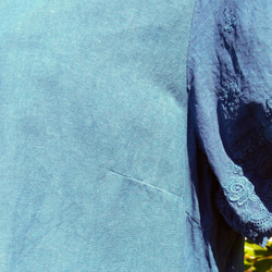 正藍染(天然発酵灰汁建て)　ヘンプ&オーガニックコットン布帛のシャツ　伸びない生地のTシャツ　レディース 8枚目の画像