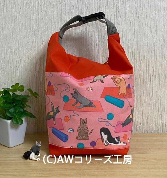 可愛いヨガをする猫達の輸入生地を使ったエコバッグにもなるバックル 