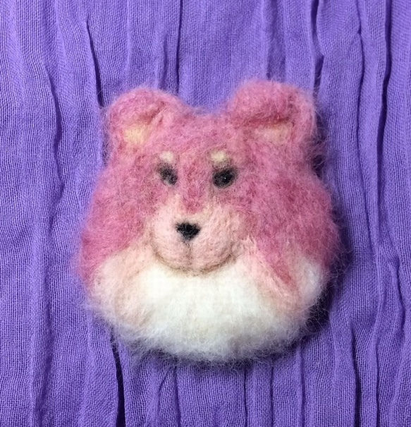 羊毛フェルトの犬ブローチ（架空のピンク・コリー） 1枚目の画像