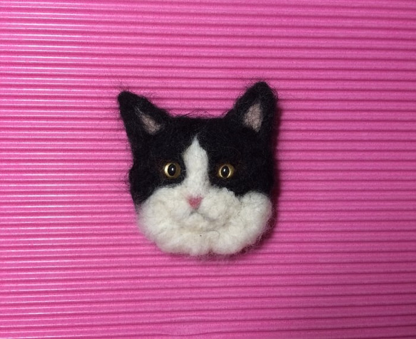 羊毛フェルトの猫ブローチ（日本猫：ハチワレ第２号） 1枚目の画像
