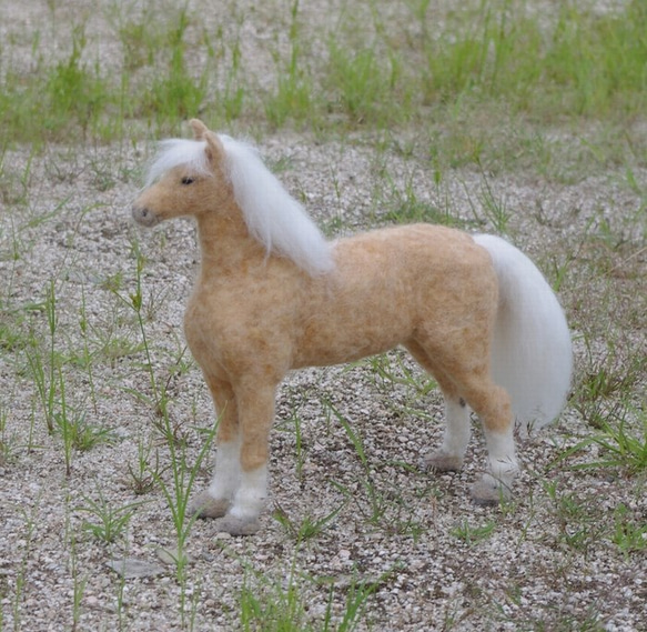 羊毛フェルト人形32cm：馬：パロミノＰＡＬＯＭＩＮＯ 2枚目の画像