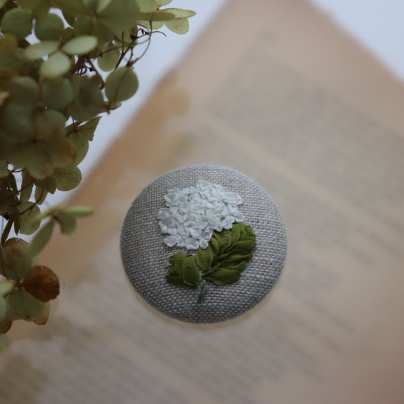 アナベルみたいな紫陽花刺繍のヘアゴムorブローチ 3枚目の画像