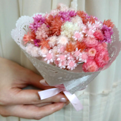 ピンクの小花を集めた可愛いミニブーケ p!nk 5枚目の画像