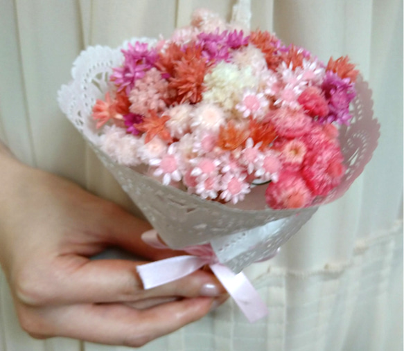ピンクの小花を集めた可愛いミニブーケ p!nk 5枚目の画像