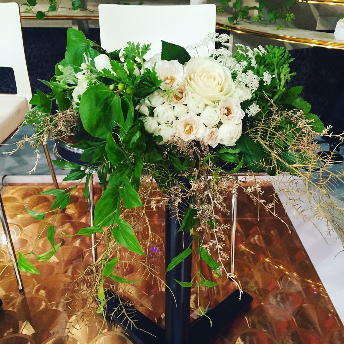 結婚式や受付に。ゴージャス白×グリーンのアレンジ