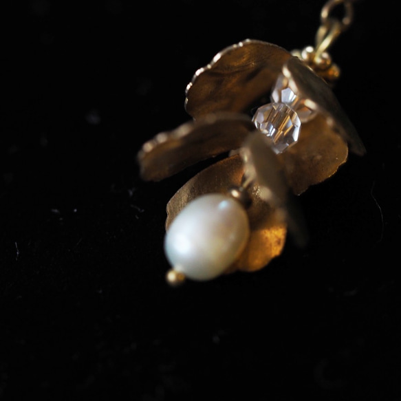 珍珠風鈴花 黃銅耳環 第2張的照片
