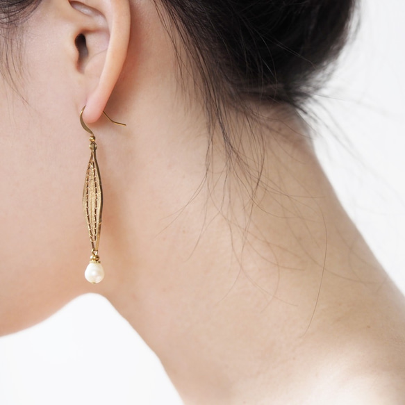 鏤空刻紋 黃銅珍珠耳環 第6張的照片