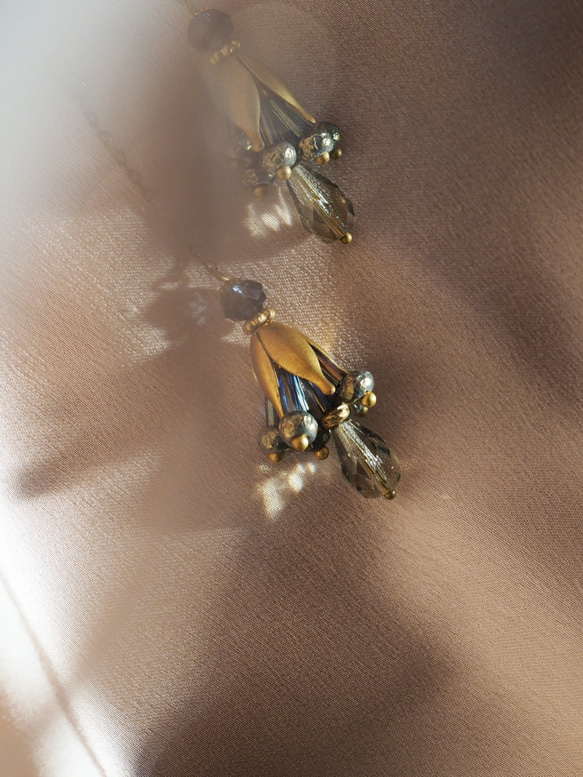 毬果花型 垂墜水晶黃銅耳環 第4張的照片