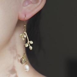 不對稱雙色珍珠花 黃銅耳環 第1張的照片