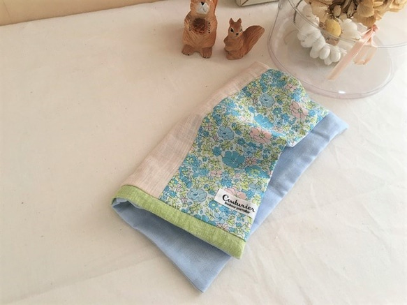 Liberty*4重ガーゼハンカチ*libertyflowerpatch*blue*リバティ*フラワー*初夏の色合い 2枚目の画像