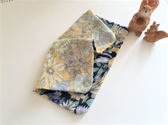 *大人乙女のちょっと上品な4重ガーゼハンカチ*Liberty調flower*navy*yellow*大人色 2枚目の画像