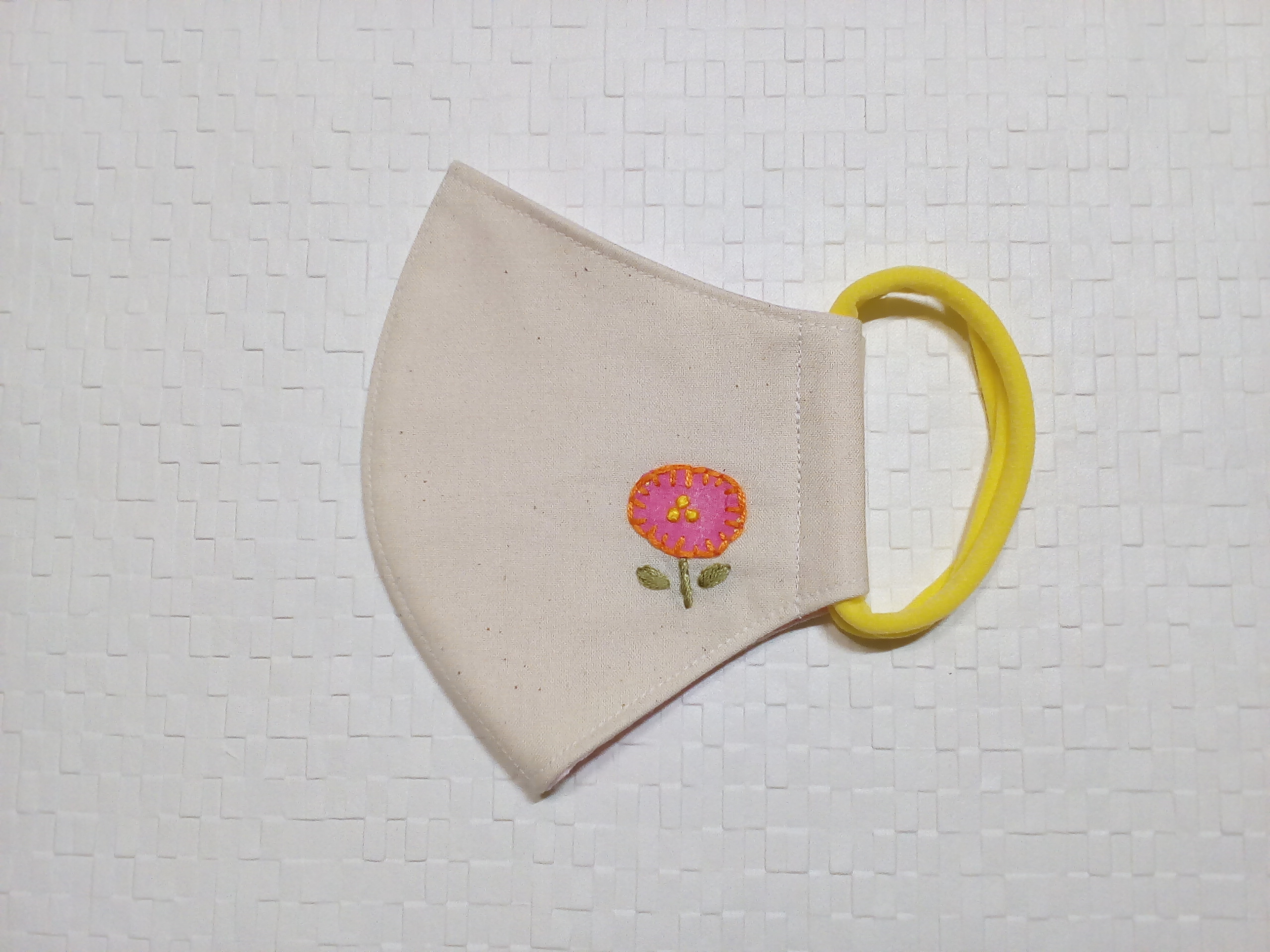 立体布マスク～3層仕立て～＊生成り＊お花のアップリケ刺繡(手