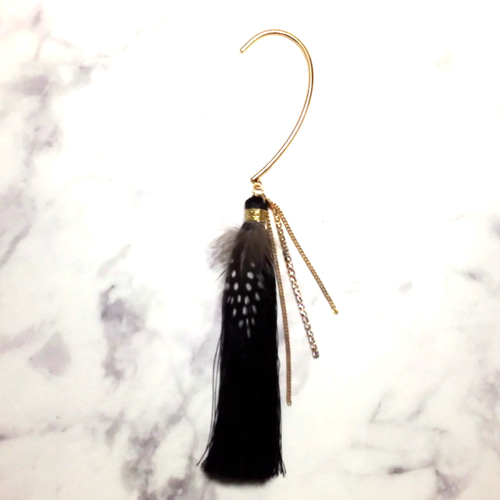 タッセルとフェザーと揺れるラインストーンのイヤーフック（黒  