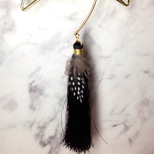タッセルとフェザーと揺れるラインストーンのイヤーフック（黒  