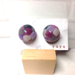 モザイク風のシンプルな球体ピアス／イヤリング(中)＊紫Mix＊ 1枚目の画像