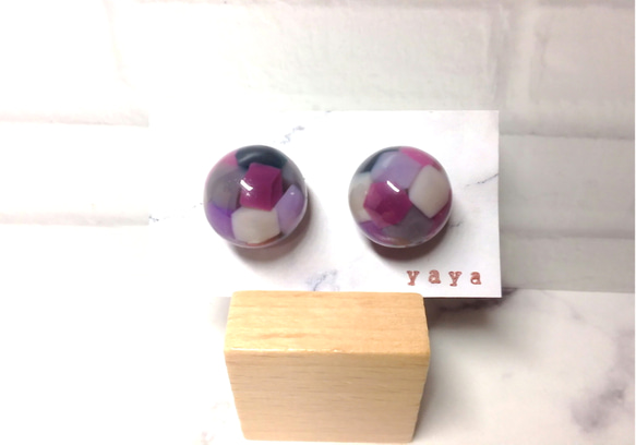 モザイク風のシンプルな球体ピアス／イヤリング(中)＊紫Mix＊ 1枚目の画像