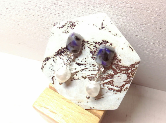 マーブルスクエアと揺れるアクリルパールの小さな小さなピアス/イヤリング＊紫×グレー＊ 4枚目の画像