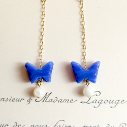 青い蝶々とマザーオブパールのロングピアス 2枚目の画像
