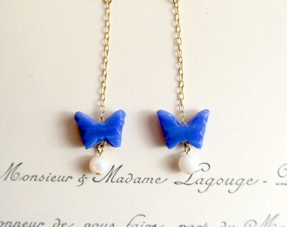 青い蝶々とマザーオブパールのロングピアス 2枚目の画像