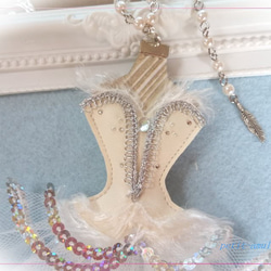 バレエ衣装のバックチャーム　オデット姫のチュチュ　白鳥の湖＜受注作品＞ 2枚目の画像