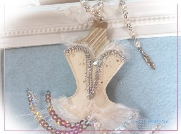 バレエ衣装のバックチャーム　オデット姫のチュチュ　白鳥の湖＜受注作品＞ 2枚目の画像