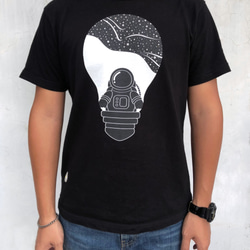 太空燈泡T恤–黑S | 宇宙 | Astro Lightbulb | T-shirt | pulps of wood 第1張的照片