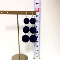 ネイビー 3連ポンポンピアス イヤリング 2枚目の画像