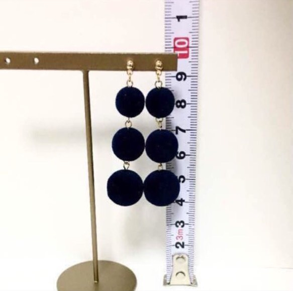 ネイビー 3連ポンポンピアス イヤリング 2枚目の画像
