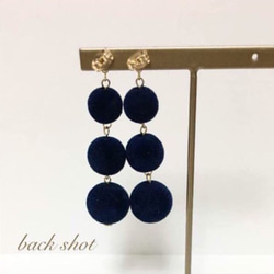 ネイビー 3連ポンポンピアス イヤリング 3枚目の画像