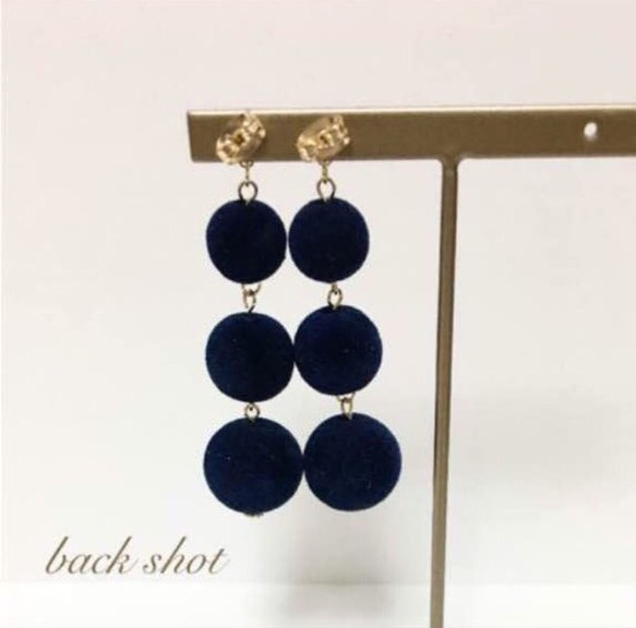 ネイビー 3連ポンポンピアス イヤリング 3枚目の画像
