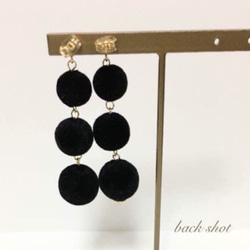 ブラック 3連 ポンポンピアス イヤリング 2枚目の画像