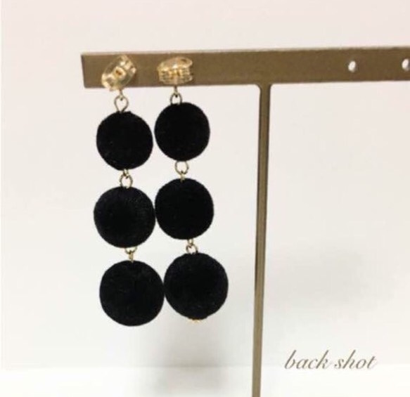 ブラック 3連 ポンポンピアス イヤリング 2枚目の画像