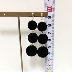 ブラック 3連 ポンポンピアス イヤリング 3枚目の画像