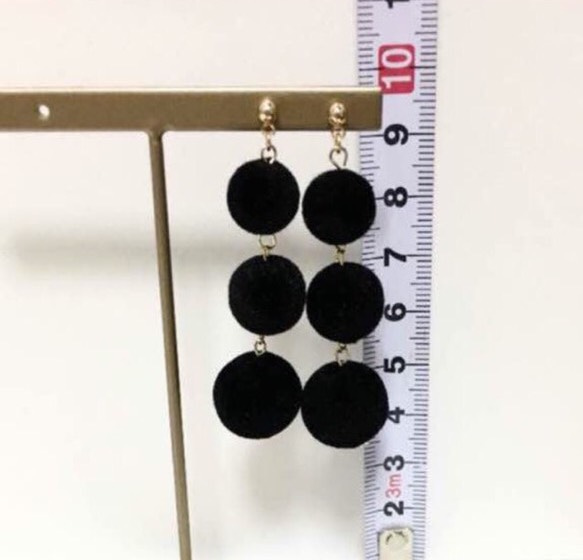 ブラック 3連 ポンポンピアス イヤリング 3枚目の画像