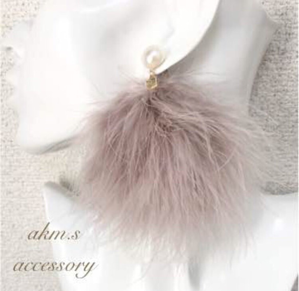 ピンクベージュ マラボーファーピアス イヤリング 1枚目の画像