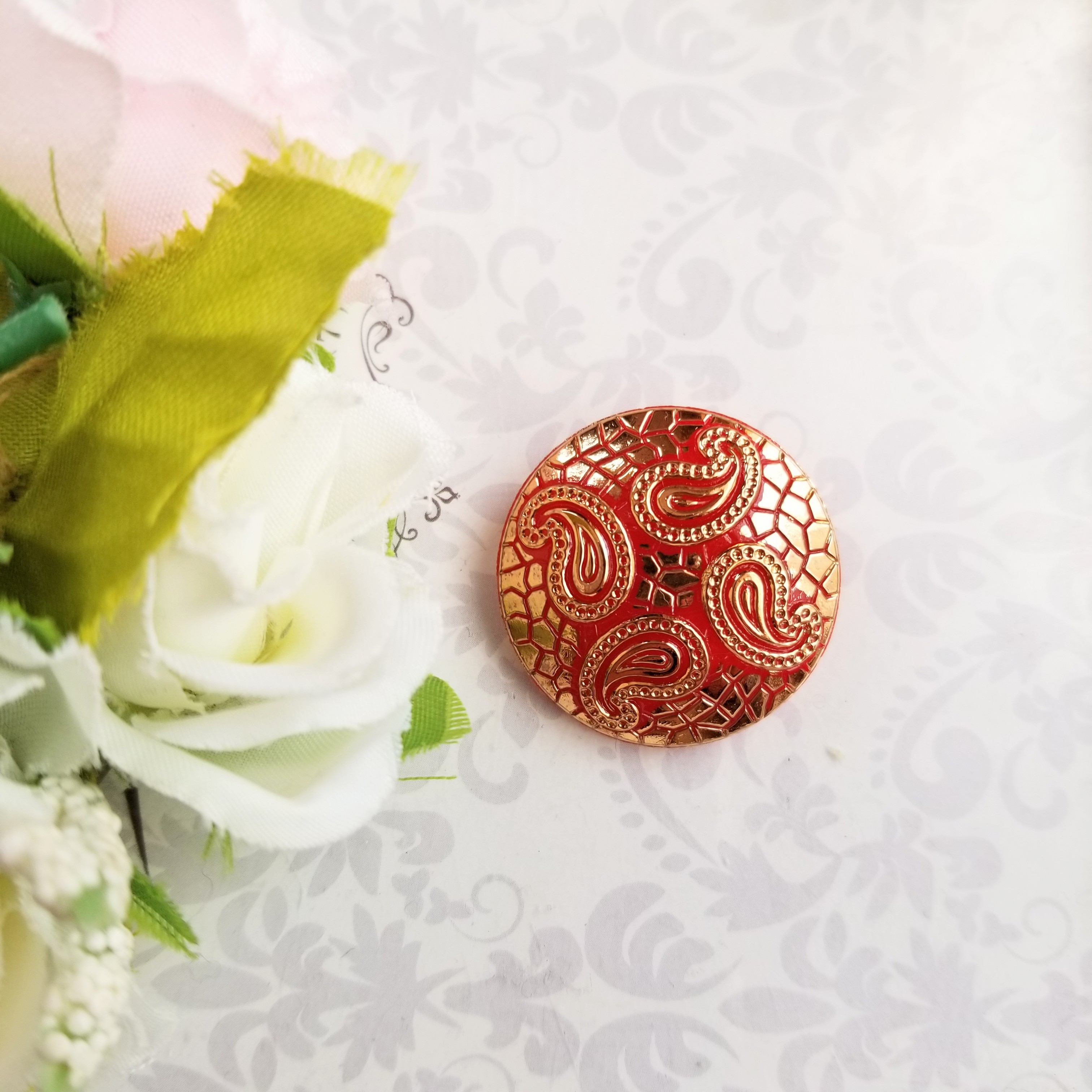 天然 シャコ貝 薔薇彫刻 II 墨流し染色(露草色) 帯飾り Ω 和装・和小物