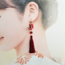 友禅柄 折り鶴と赤いタッセルのピアス又はイヤリング 秋色 結婚式