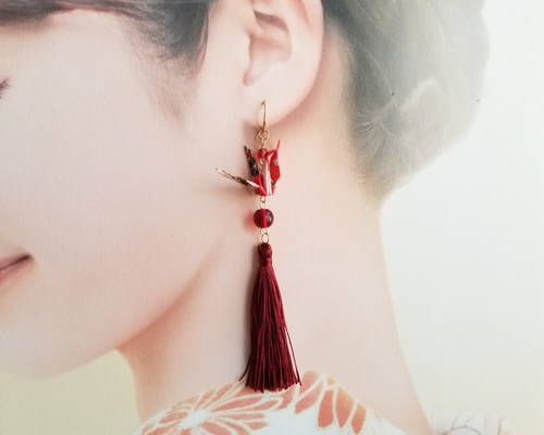 友禅柄 折り鶴と赤いタッセルのピアス又はイヤリング 秋色 結婚式