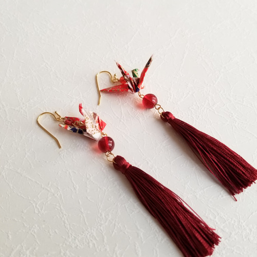 友禅柄 折り鶴と赤いタッセルのピアス又はイヤリング 秋色 結婚式