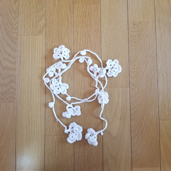 オーガニックコットン　白いお花のラリエット 2枚目の画像