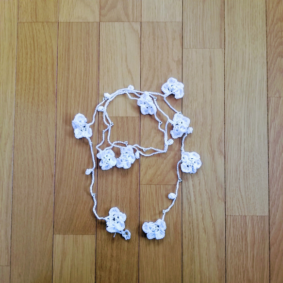 コットン糸で編んだお花のラリエット 1枚目の画像